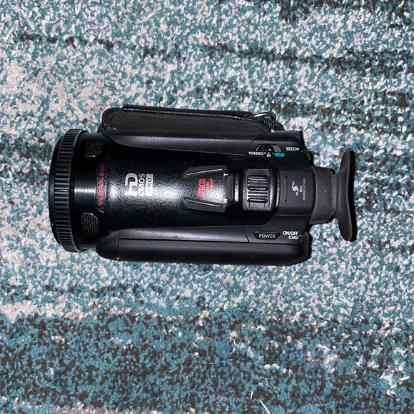 Canon VIXIA HF G20 Camcorder with 10x HD Video Lens (30.4mm-304mm) - Picture 4 of 12